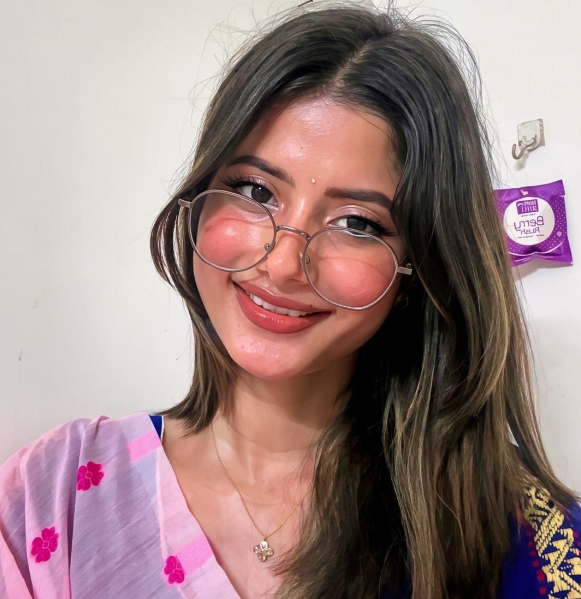 ভিজে চুলে লুকানো আকাঙ্ক্ষা